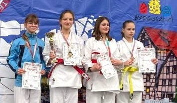 Dwa srebrne medale karateków